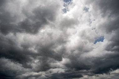 Arka planda kara fırtına bulutları, fırtına öncesi kara bulutlar..