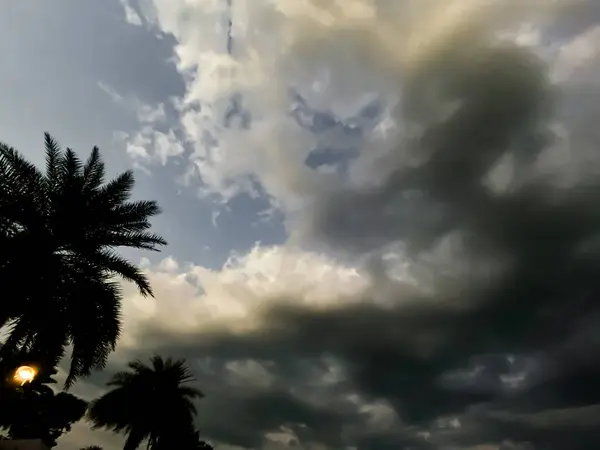 Dunkle Gewitterwolken Mit Hintergrund Dunkle Wolken Vor Einem Gewitter — Stockfoto