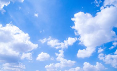 Açık mavi gökyüzü arkaplanı, arka planda bulutlar.