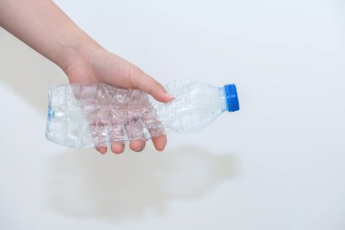 Plastik şişeler geri dönüşümü bekliyor..