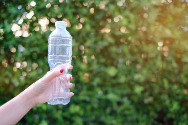 Plastik şişeler geri dönüşümü bekliyor..