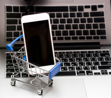 klavye bilgisayarla iletişim tablet arka plan (Online alışveriş sepeti yakın çekim)