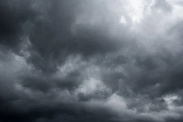 Dunkle Gewitterwolken Mit Hintergrund Dunkle Wolken Vor Einem Gewitter — Stockfoto