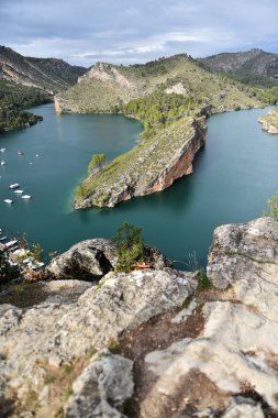 İspanya 'da su ve doğa ile dolu bir göl.