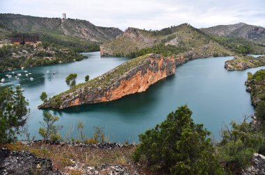 İspanya 'da su ve doğa ile dolu bir göl.
