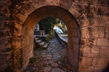 İspanya 'da gece vakti, doğal bir parkta şelale.
