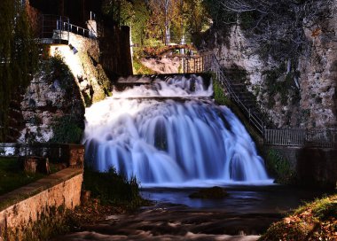 İspanya 'da gece vakti, doğal bir parkta şelale.