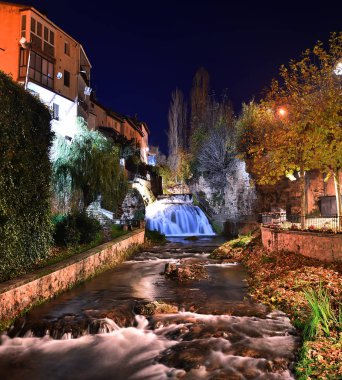 İspanya 'da gece vakti, doğal bir parkta şelale.