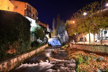 İspanya 'da gece vakti, doğal bir parkta şelale.
