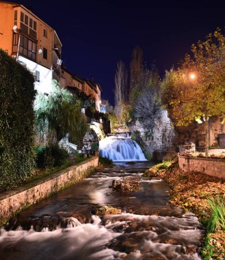 İspanya 'da gece vakti, doğal bir parkta şelale.