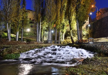 İspanya 'da gece vakti, doğal bir parkta şelale.