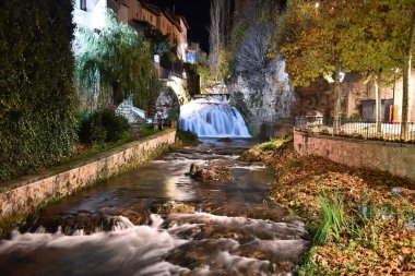 İspanya 'da gece vakti, doğal bir parkta şelale.