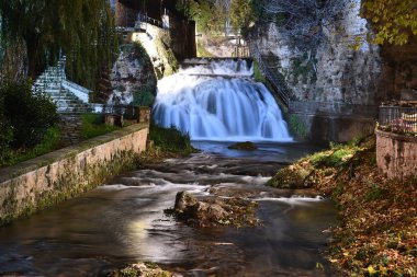 İspanya 'da gece vakti, doğal bir parkta şelale.