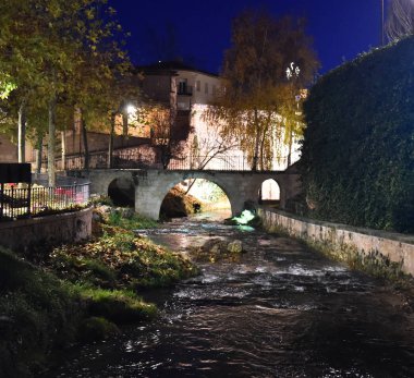 İspanya 'da gece vakti, doğal bir parkta şelale.