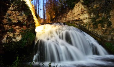 İspanya 'da gece vakti, doğal bir parkta şelale.