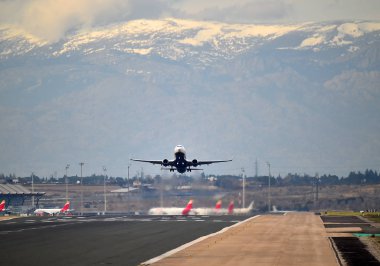 Havaalanından kalkan bir uçak.