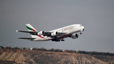 Havaalanından kalkan bir uçak.