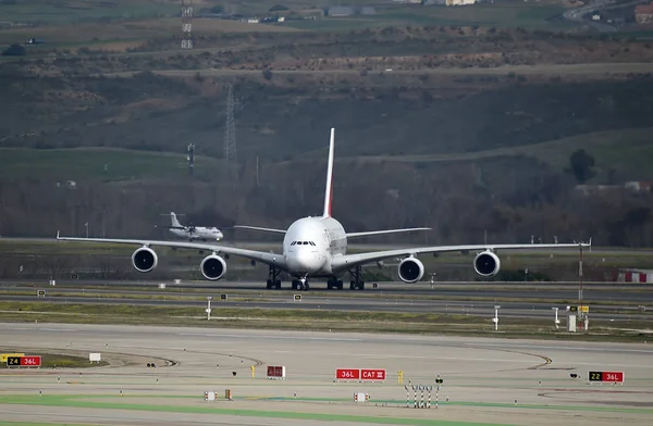 Spanya Havaalanında Bir Uçak — Stok fotoğraf