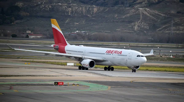 Spanya Havaalanında Bir Uçak — Stok fotoğraf