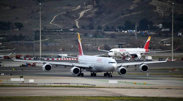 Spanya Havaalanında Bir Uçak — Stok fotoğraf