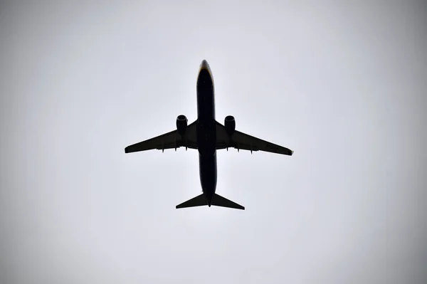 공항에서 비행기가 착륙하는 — 스톡 사진