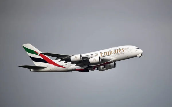 Avião Aterrar Num Aeroporto — Fotografia de Stock