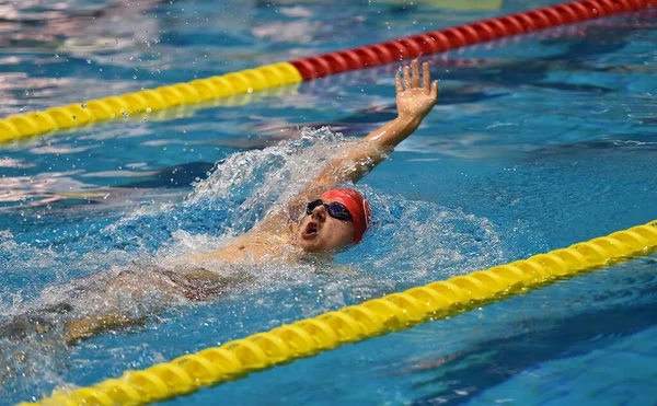 Schwimmer Einem Freibad Schwimmt Schmetterlingsstil Zieht Seinen Kopf Aus Dem — Stockfoto