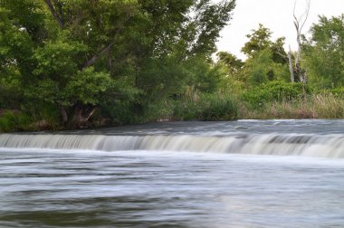 Nehirde güzel bir şelale