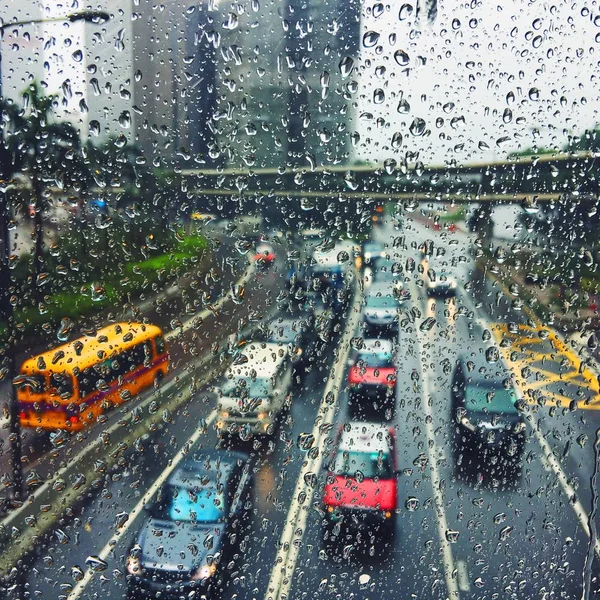 Hong Kong provoz přes deštivé okno — Stock fotografie