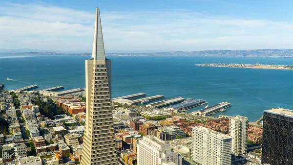 Letecký pohled na mrakodrap Transamerica pyramida a město San Francisco v letním dni — Stock fotografie