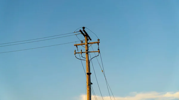 Palo elettrico ad alta tensione in nuvola bianca e cielo blu — Foto Stock