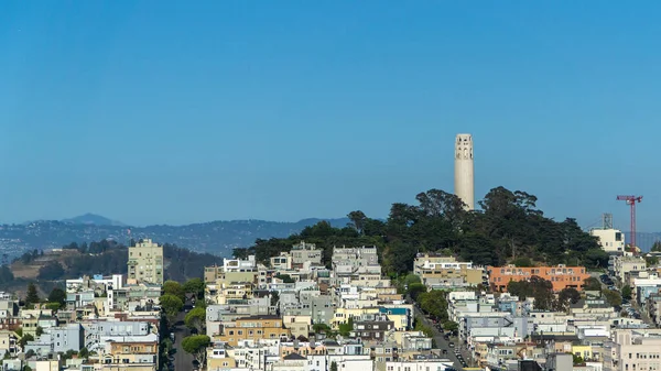 Coit Tower και γύρω κτίρια σε μια καλοκαιρινή μέρα — Φωτογραφία Αρχείου