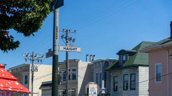 San Francisco 'da bir yaz günü Haight ve Shrader sokak tabelası