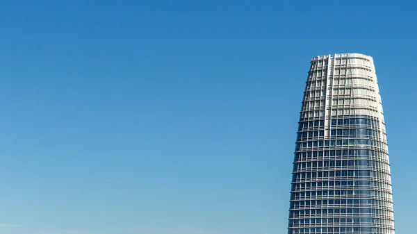 Bir yaz gününde Satış Gücü Kulesi 'nin havadan görünüşü