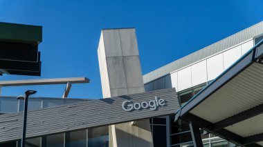 San Francisco kampüsünün girişinde Google işareti