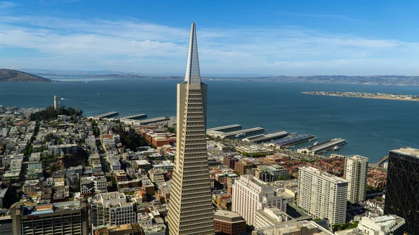 Transamerica piramit gökdeleninde bir yaz günü