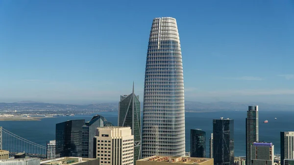 Vista aérea de la torre de Salesforce y los edificios en un día de verano Imagen de stock