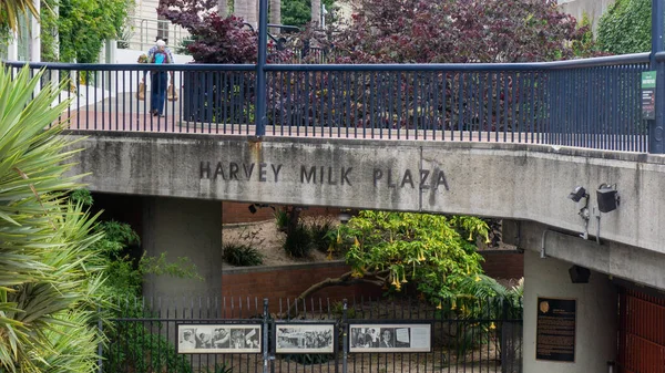 Cartel de Harvey Milk Plaza fuera de la entrada del metro en Castro Fotos de stock libres de derechos