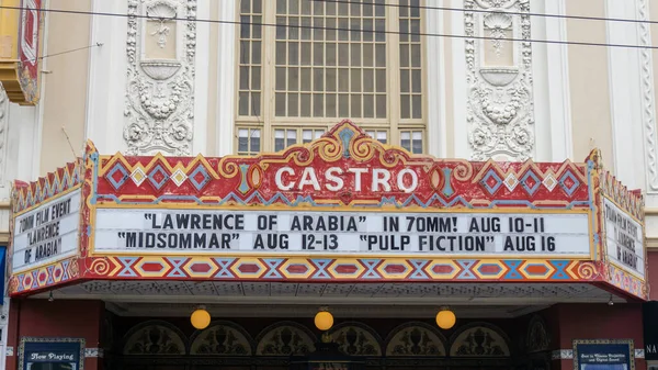 Castro tiyatrosunda Arabistanlı Lawrence ve Ucuz Roman oynuyor.