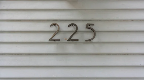 225 numaralı ev ahşap bir duvarda metalden yapılmıştır.