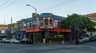 Haight-Ashbury 'de Clayton Caddesi' nin renkli bir köşesinde bir hamburgerci.
