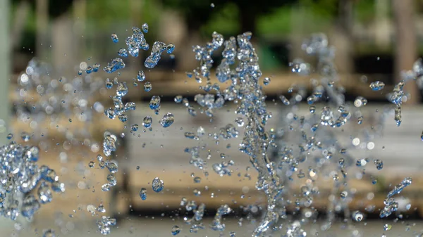 Zamanda donmuş bir fıskiyeden su damlalarına yakın.