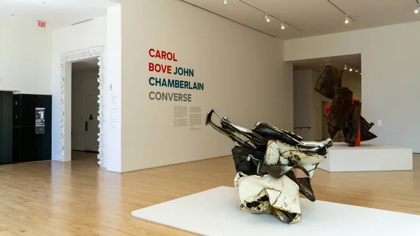 Converse de Carol Bove y John Chamberlain en el Museo de Artes Modernas de San Francisco Imagen de stock