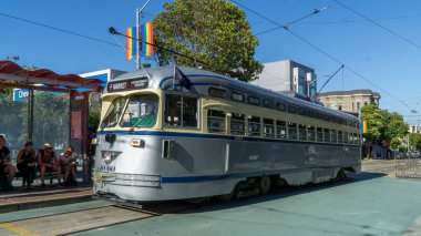 Castro istasyonundaki insanlar balıkçıların rıhtımına giden tramvayı bekliyorlar.