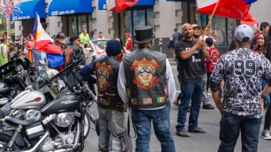 26. Geleneksel Pistahan Geçidi 'ni izleyen deri motosikletli adamları yakın çekim yapın.