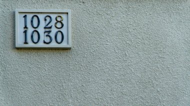 1028 numara ve 1030 numara beton bir duvarda mermerden yapılmıştır.