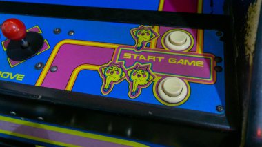 Müze Mekanik Müzesinde Bayan Pacman için düğmeleri başlat