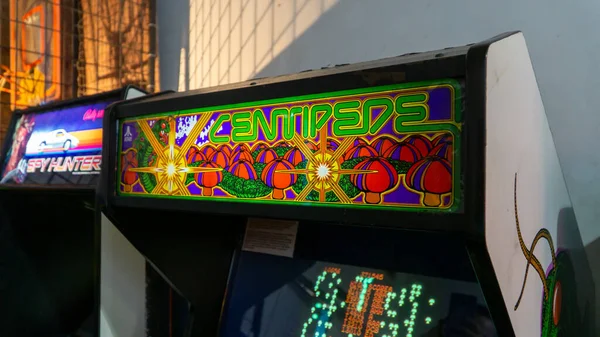Vintage μηχανές arcade Κυνηγός κατασκόπων και Σαρανταποδαρούσα — Φωτογραφία Αρχείου