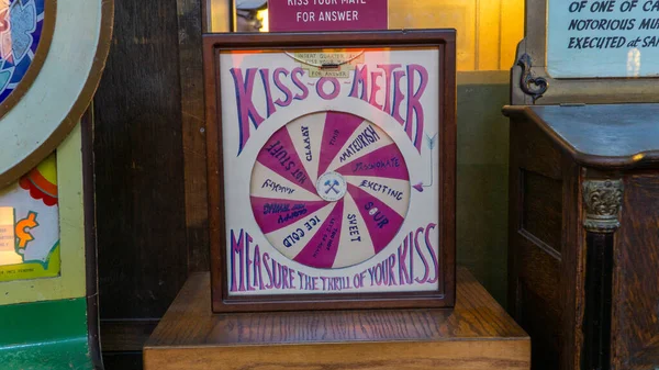 Vintage juego de arcade beso o metro en Musee Mecanique - Museo Mecánico de San Francisco Imágenes de stock libres de derechos
