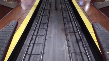 San Francisco, Usa - Ağustos 2019: Castro metro istasyonu ve bir metro geçişi manzarası